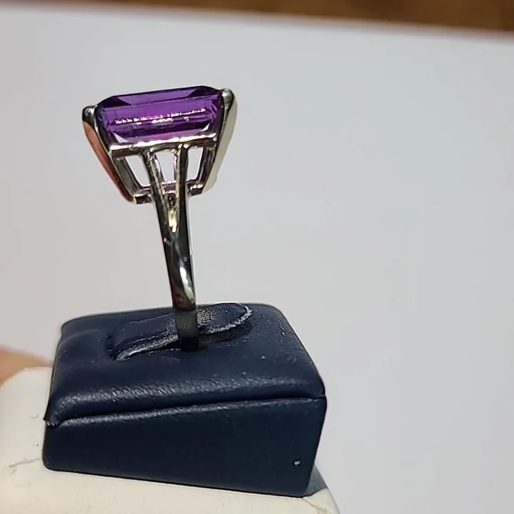 14KT white gold purple gemstone ring. - Picture 3 of 7